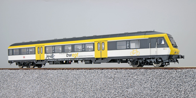 ESU  kompletter Zug bestehend aus: 36513 - Bnrdzf 483.1, 80-35 188-7, Steuerwagen, plus 36510/1 2x Bnrz und 36512 ABnrz, alle mit Beleuchtung