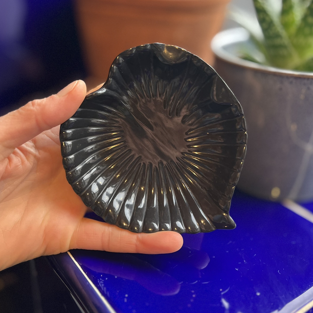 Leaf soap dish - black