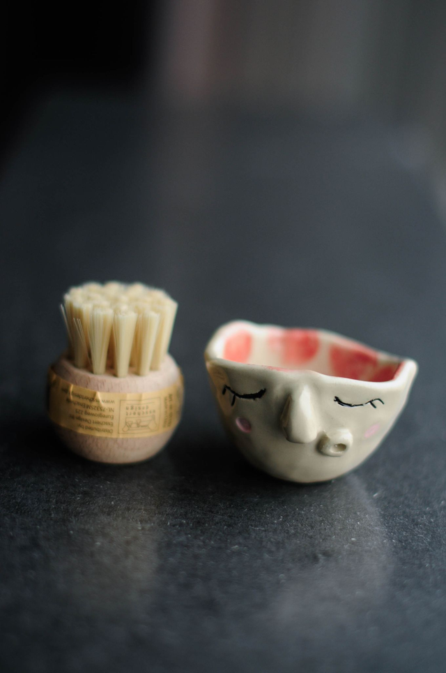 Pilzköpfchen mit Gemüsebürste, rot