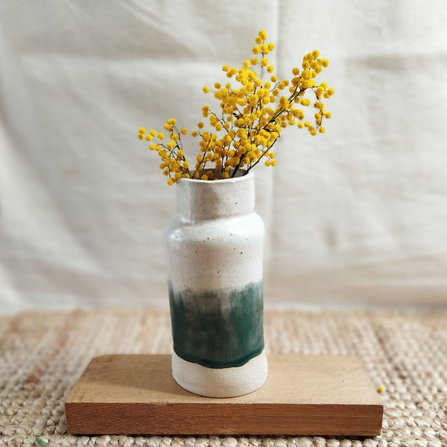 Vase, argile blanc, émail vert foncé, blanc