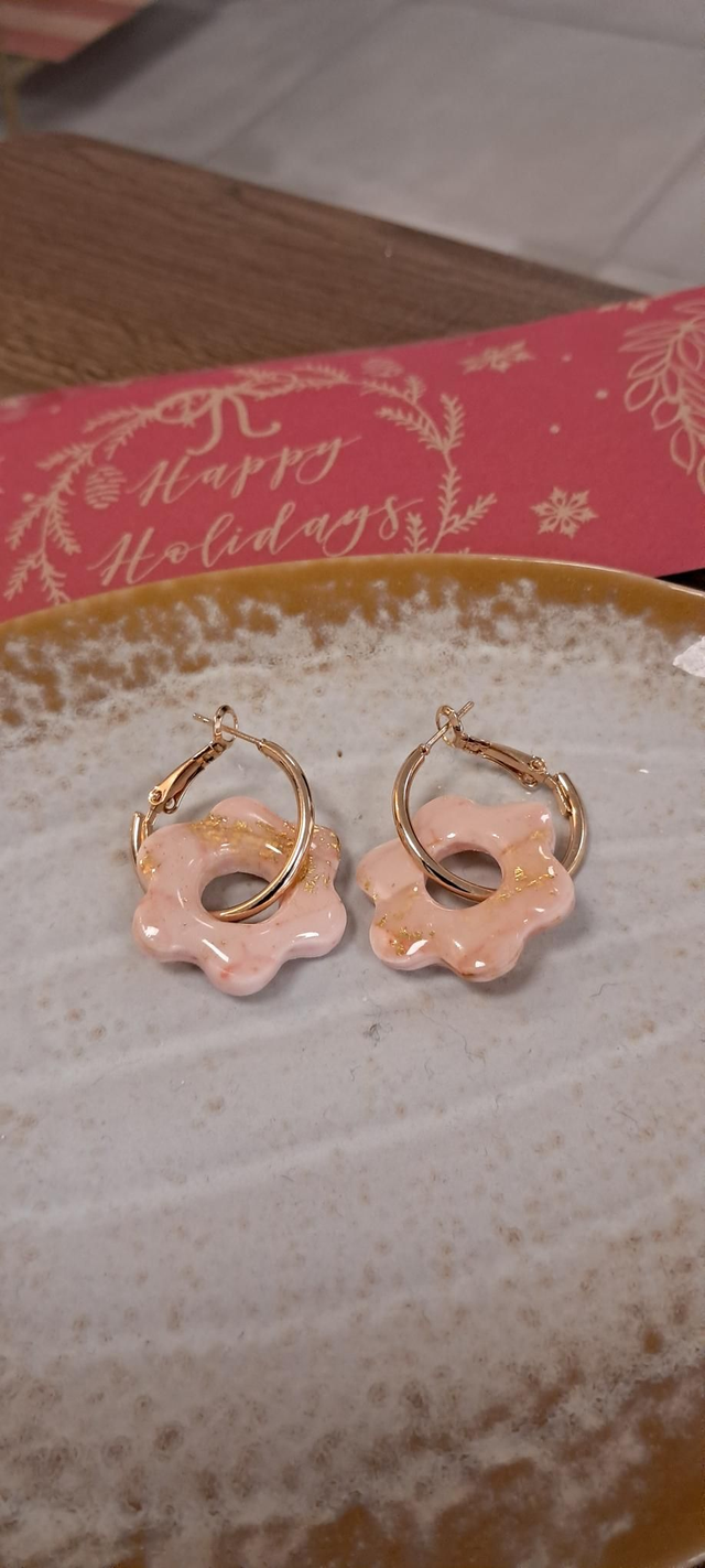 Boucles d'oreilles rose pâle dorées 