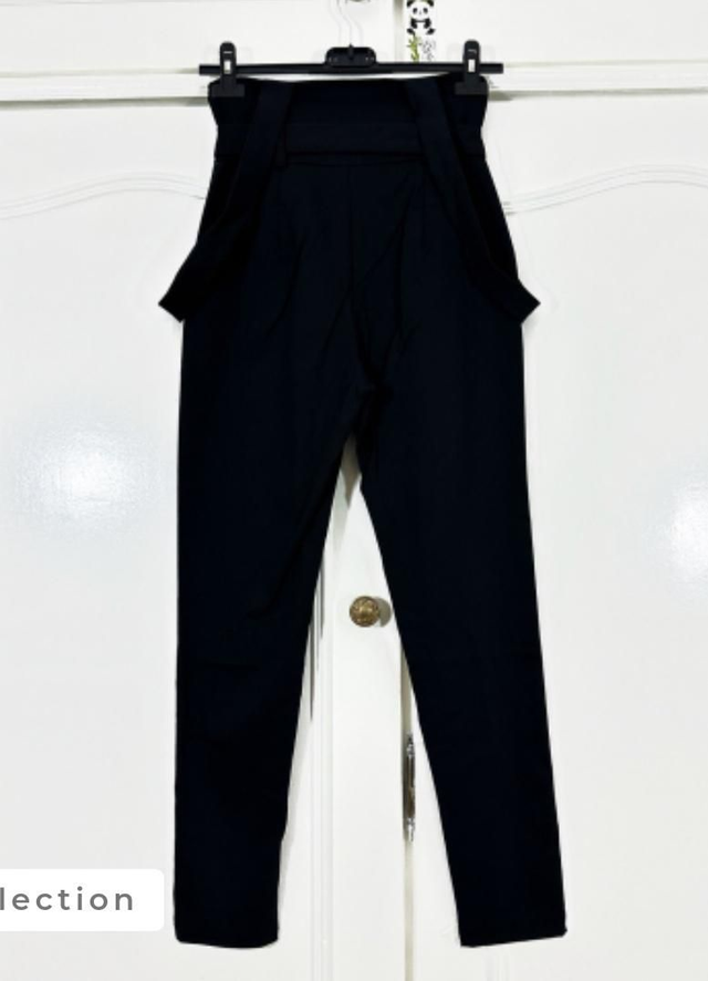 Le combi-pantalon avec bretelles