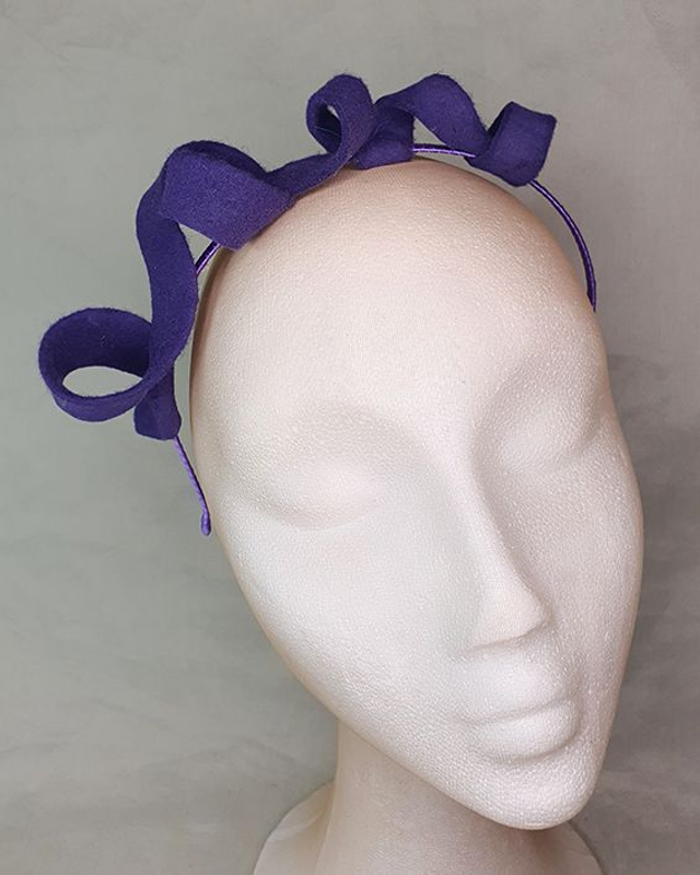 Ino tocado fascinator fieltro de lana violeta