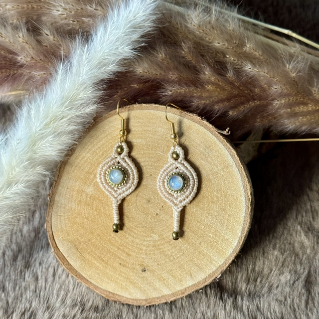 Luna - Boucles d’oreilles micro-macramé et pierre de lune / Collection Céleste