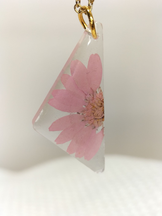Pendentif triangulaire et fleur rose