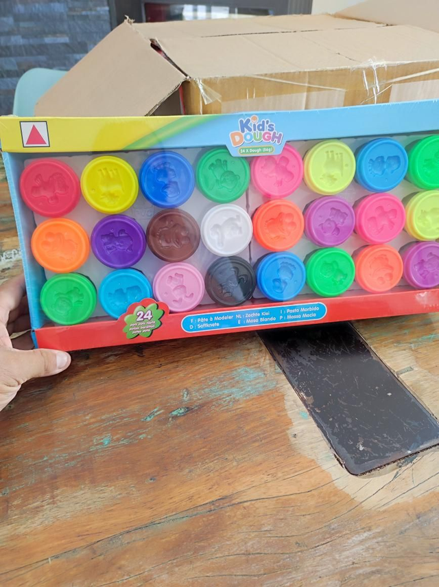 24 POTS DE PATE A MODELER AVEC MOULES