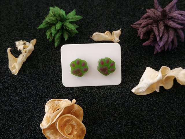 Boucles d'oreilles clous patte de chat vert - rouge