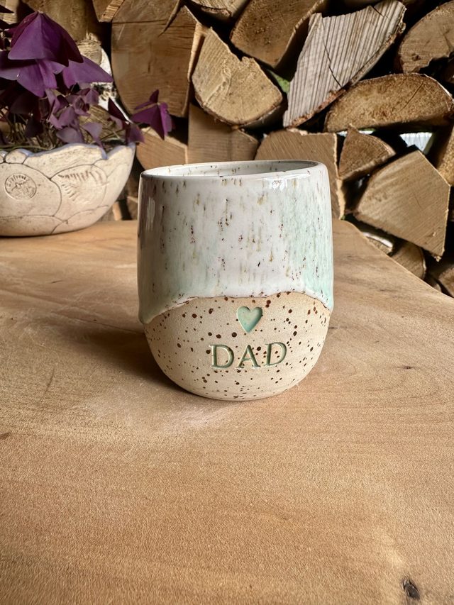 💚 Handgemachter Keramikbecher „DAD“ – das perfekte Geschenk für Papa