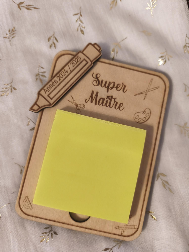 Support pense-bêtes en bois “Super Maître” – Année 2024 / 2025