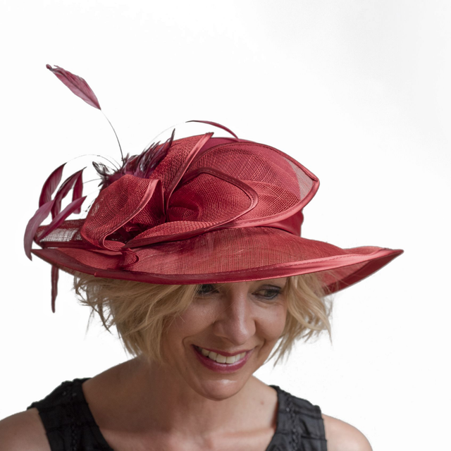 Näyttävä punainen juhlahattu sulkasomistein