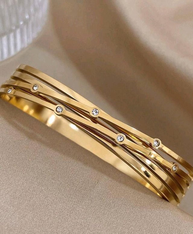 Stunning 18K Yellow Gold Plated Bangle.