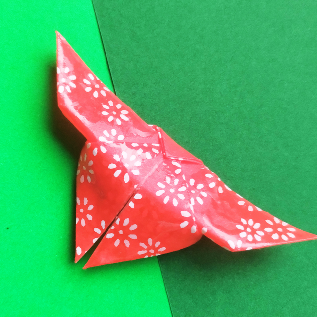 Broche en forme de papier de couleur rouge