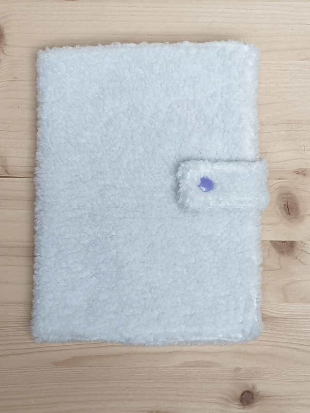 Protege carnet de santé en tissu  bouclette  blanche veronpiotcreation 
