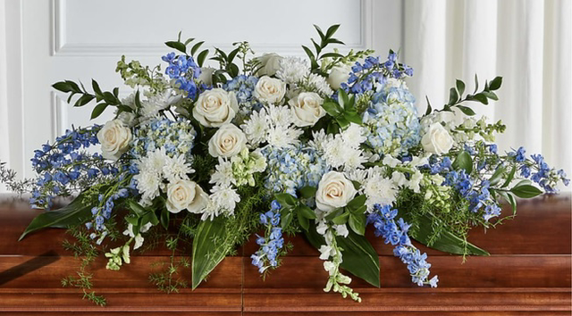 Dernier hommage - composition florale funéraire - dessus de cercueil 