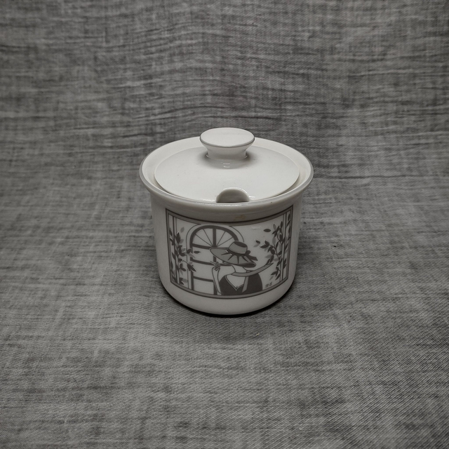 J. Kronester | Suikerpot met deksel (diameter 9 | hoogte 8 cm) rond in witte kleur met &#039;Zomer&#039; motief en grijze bies aan de randen | Vintage