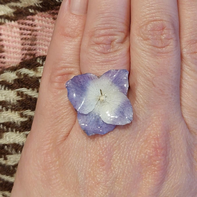 Bague Hortensia – Bijou floral fait main en résine brillante, taille 54