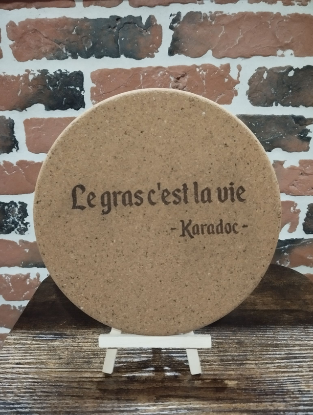Dessous de plat en liège – Réplique culte Kaamelott | Déco geek & médiévale