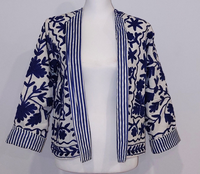 Veste reversible en coton blanc brodé Suzani - Confectionnée à la main - Doublure rayée bleu/blanc