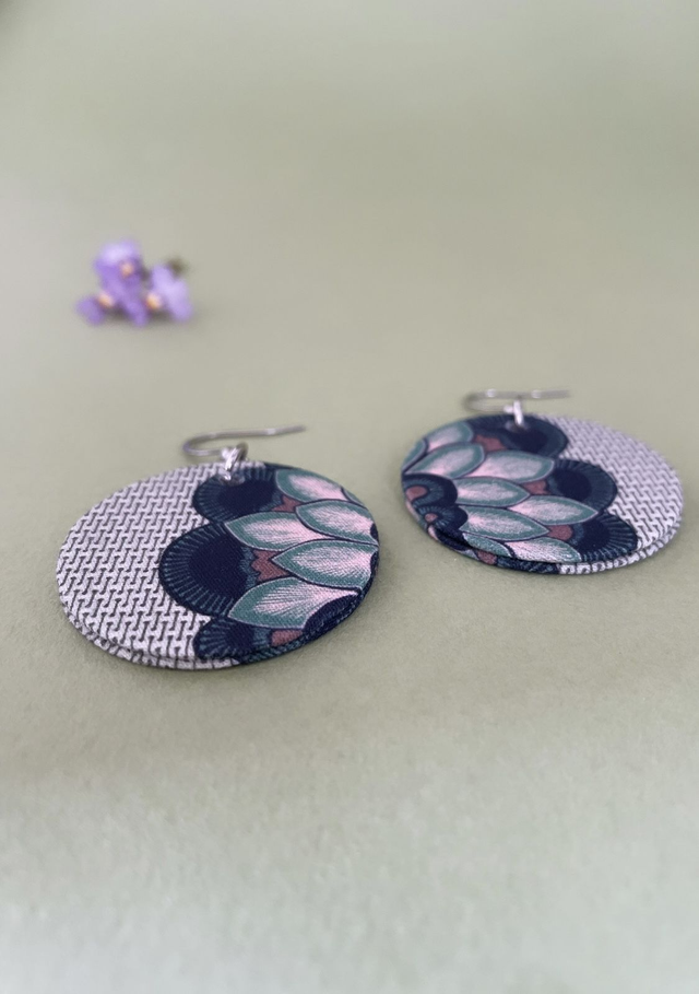 Boucles d'oreilles carton et tissu imprimé de forme ronde, collection « lotus » - tons beige, vert et noir.