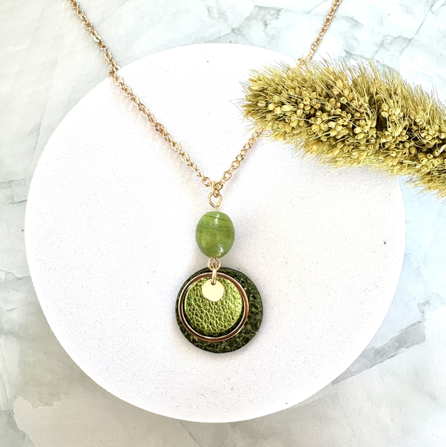 Collier INDISPENSABLE Doré à l’Or Cuir vert metallisé