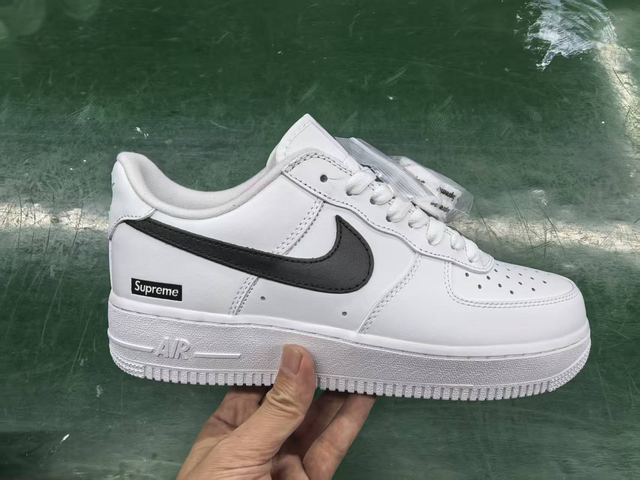 Nike Air Force 1    (Vendu sans la boîte )