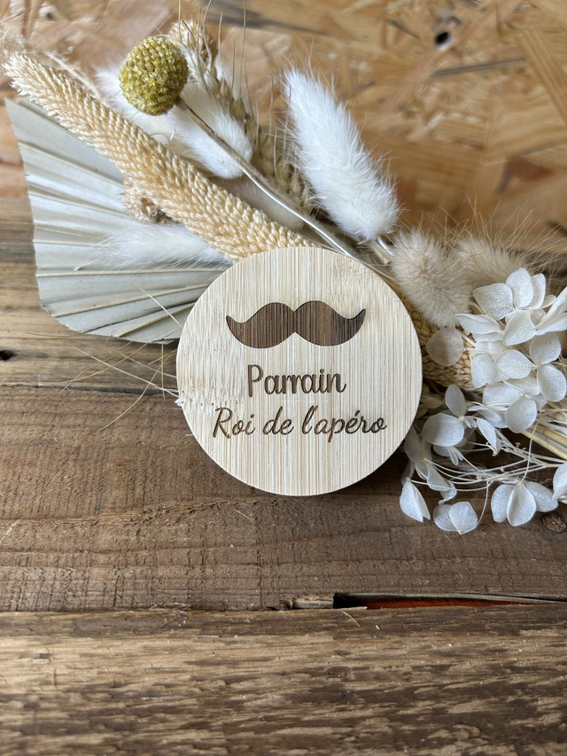 Décapsuleur magnétique en bambou "Parrain, roi de l'apéro"