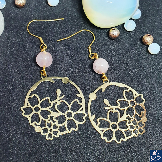 Boucles d&#039;oreilles fleurs de sakura et quartz rose 