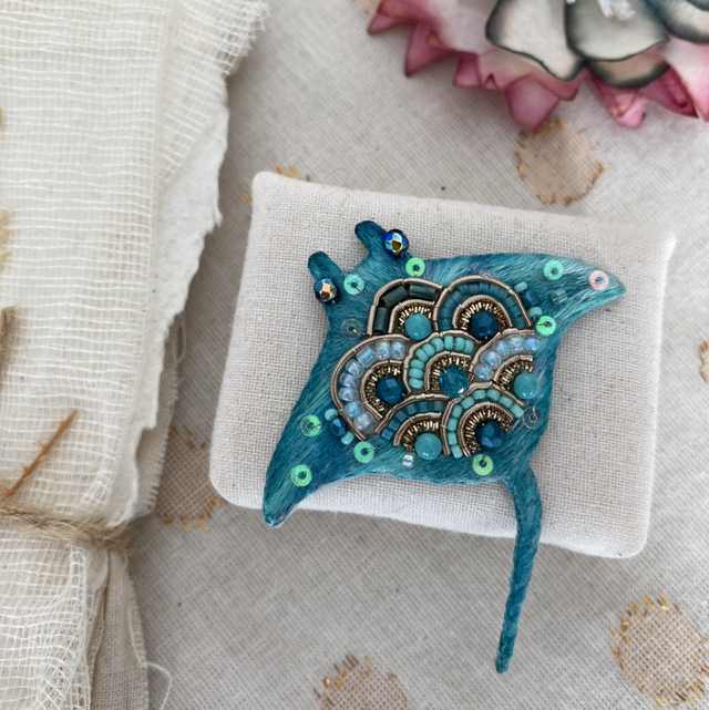 Broche brodée raie manta bleue