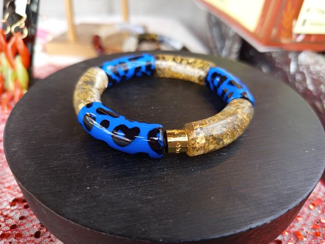 Bracelet jonc perles tubes acrylique léopard Indrani Diptiman Nila