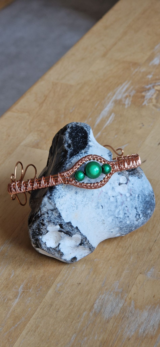 Gewebtes Kupferarmband mit grünen Mondscheinperlen  Armreif