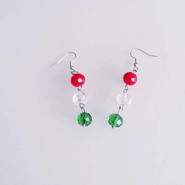 Magyaros gyöngyös fülbevaló.