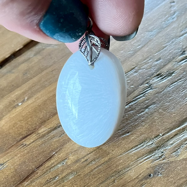 Pendentif en Scolecite blanche et bélière argent 