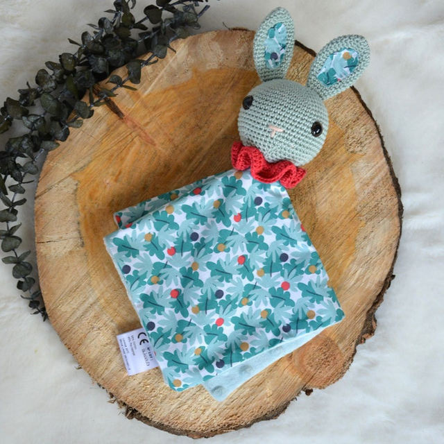 Doudou lapin gris vert motif feuillage