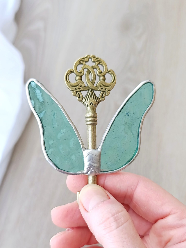 🗝️ Clé volante féerique "Gaia" en vitrail