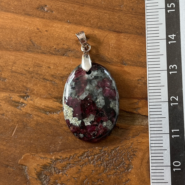 Pendentif en Eudialyte et bélière argent 