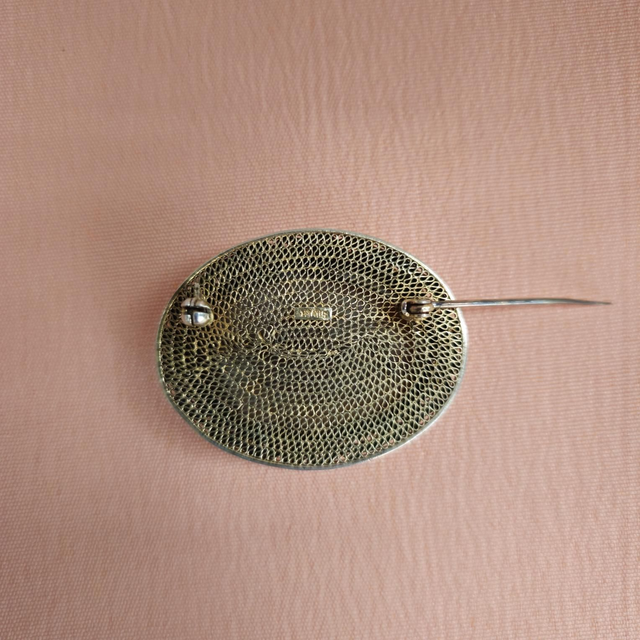 Élégante broche en argent plaqué or décor miniature