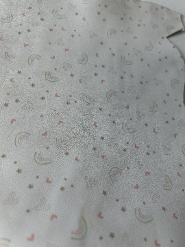 Chute de cuir blanc motifs arc en ciel