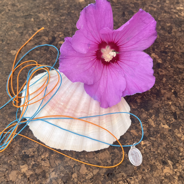 Médaille cordon turquoise et orange nylon 