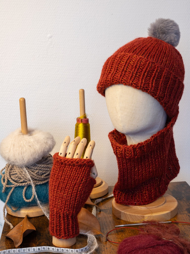 Coffret rouge - Bonnet, mitaines et tour de cou en laine fabriqué en France tricoté main en laine d&#039;alpaga et mouton