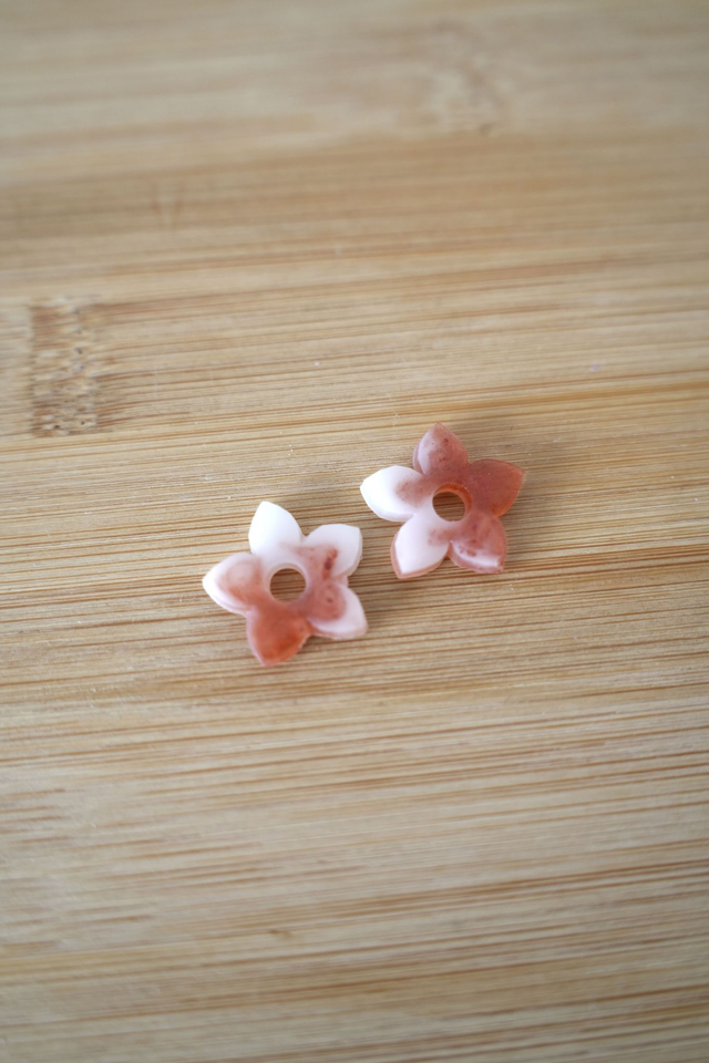 Petites pampilles fleurs blanches et rouges