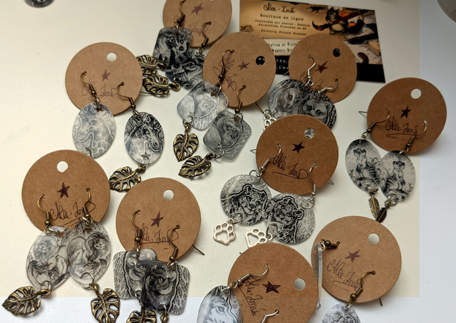 Pré-commande _ Boucles d&#039;oreilles,  sur mesure, uniques, dessinées à la main