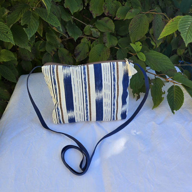 Pochette agrémentée d'un pompon, en tissu coton imprimé et sa bandoulière fine