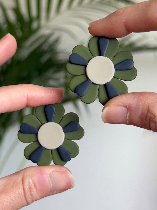 Groovy flowers mini verdes caqui, greige y azul marino