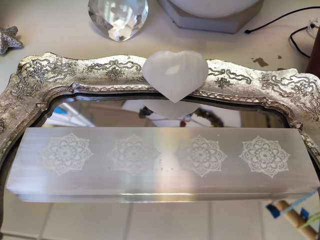 PLACA DE CAREEGAMENTO EM SELENITE - CHAKRAS