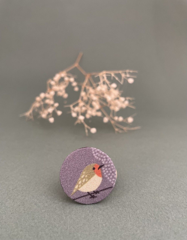 Broche ronde gris clair oiseau en carton et tissu imprimé