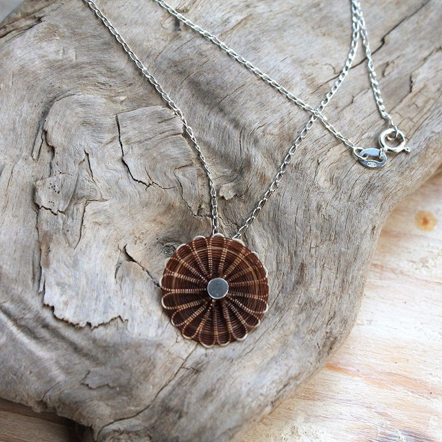 Pendentif tissé en crin de cheval