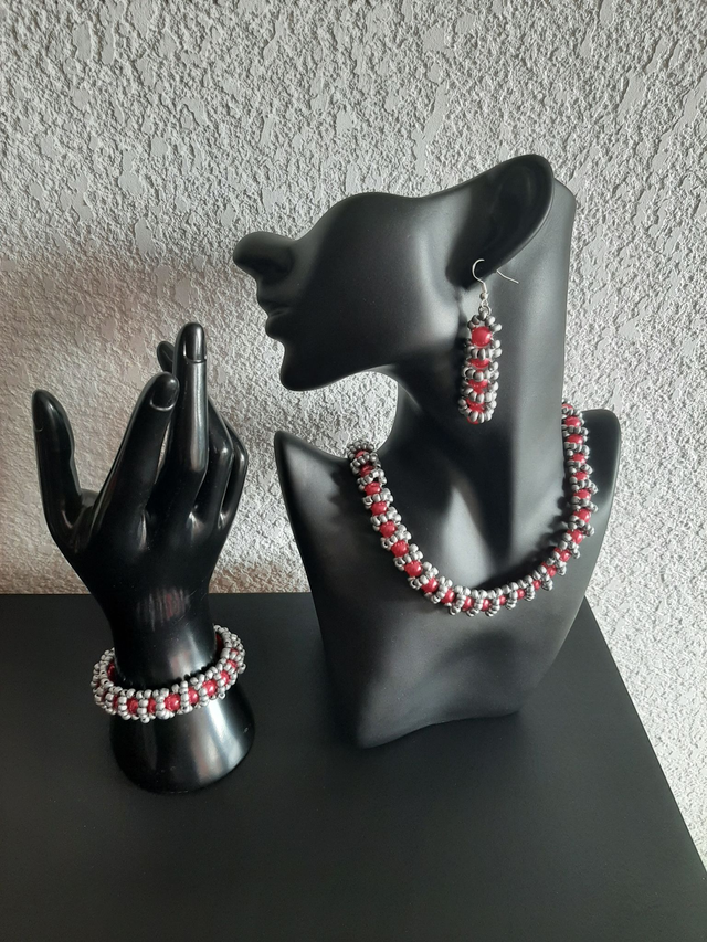 Parure collier-bracelet-boucle d&#039;oreilles rouge-argenté	 tissée en perle rocaille silver		