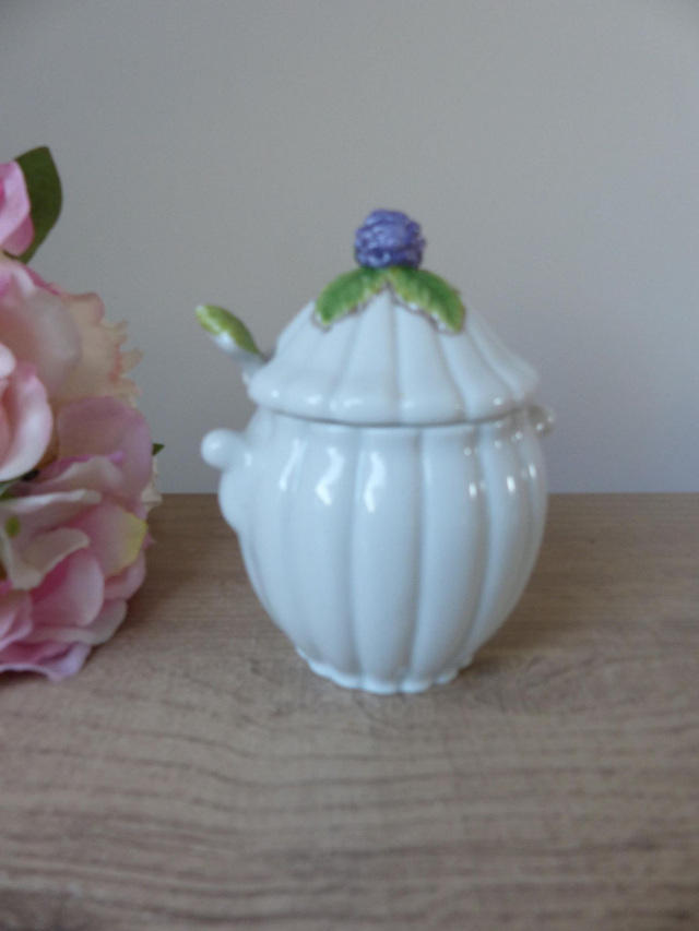 Pot à Confiture Vintage en Céramique – Motifs de Mûres Violettes Peintes avec Couvercle et Cuillère, Fait au Sri Lanka, Décoration Cuisine