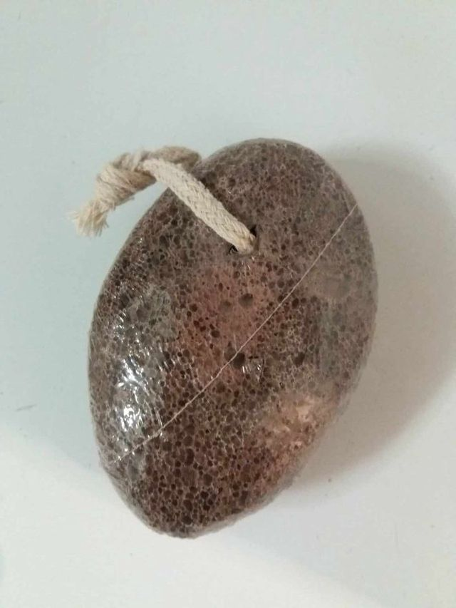 Pierre ponce volcanique avec cordelette