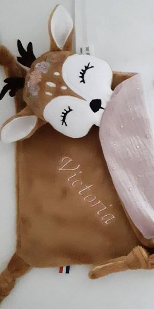 Commande doudou biche broder fleurs et prénom pour Emilie